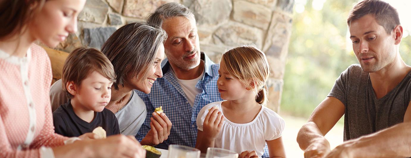 IDEAL Haftpflichtversicherung: Familie sitzt beim Essen