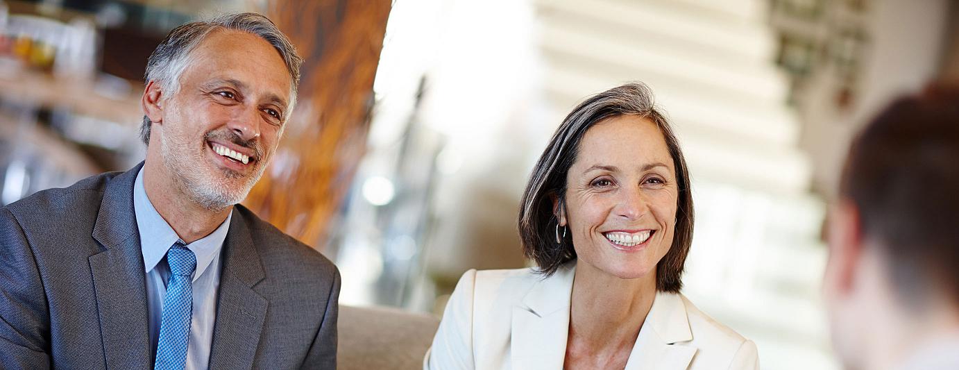 IDEAL Rechtsschutzversicherung: Mann und Frau lachen Berater an