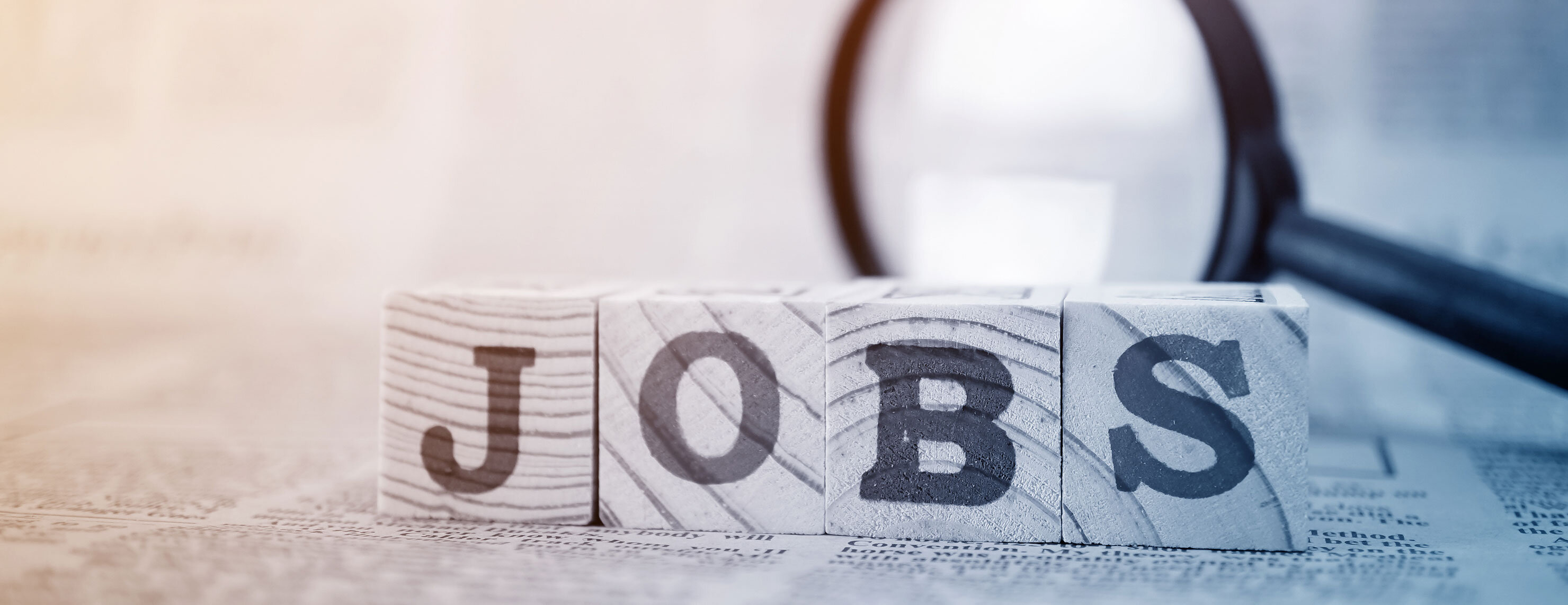 Vier Holzwürfel mit der Aufschrift Jobs