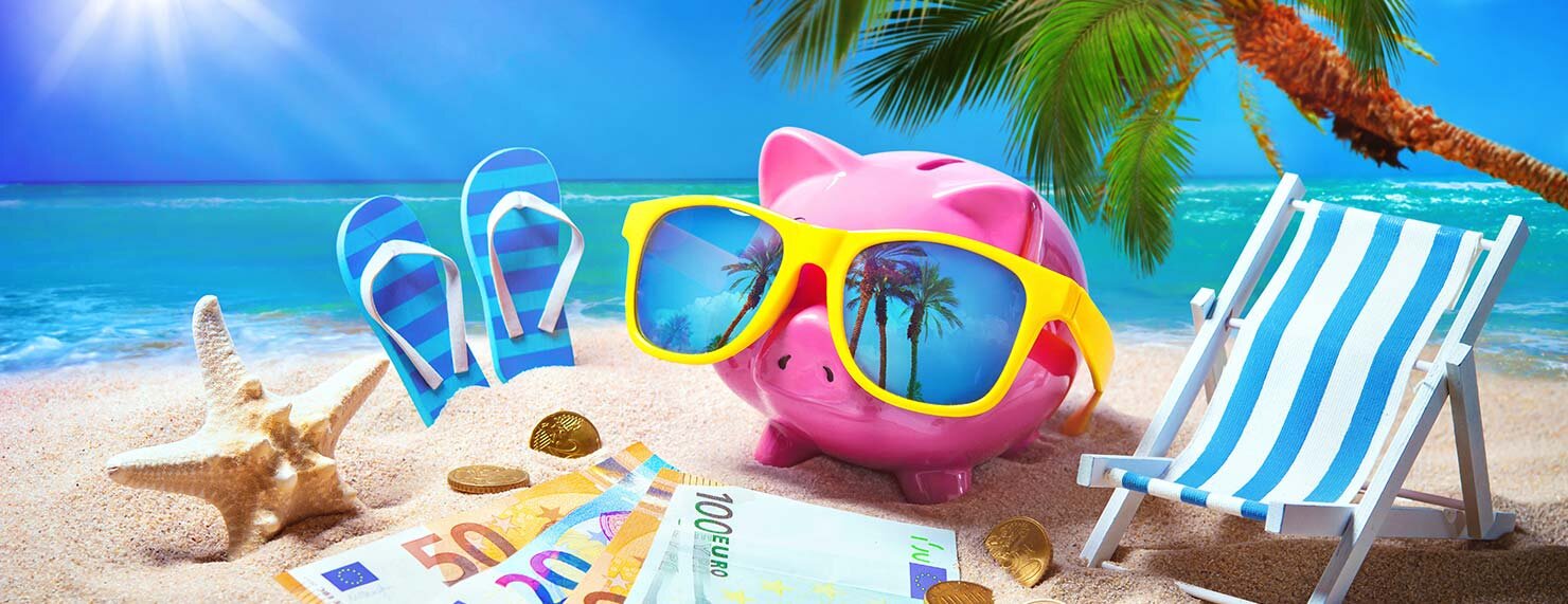 Sparschwein mit Sonnenbrille am Strand