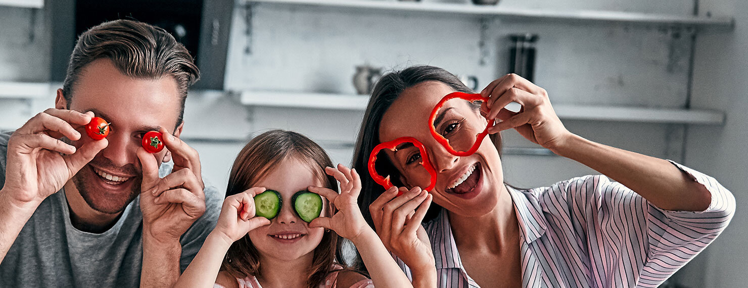 Junge Familie macht Spaß in der Küche