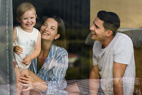 junge-familie-am-fenster.jpg