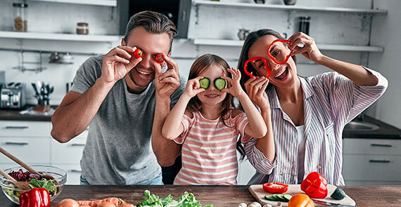 Junge Familie hat Spaß beim Kochen