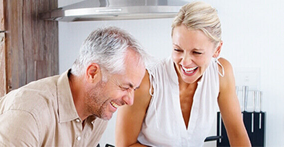 IDEAL HausRat: lachendes Paar in der Küche