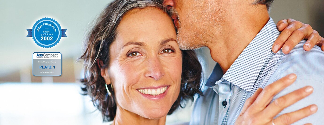 IDEAL Pflegerentenversicherung: Mann küsst Stirn der Frau während sie sich umarmen