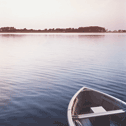 Ruderboot auf einem See bei Sonnenuntergang
