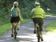 Zwei ältere Damen Fahren mit dem Fahrrad auf einem Schotterweg