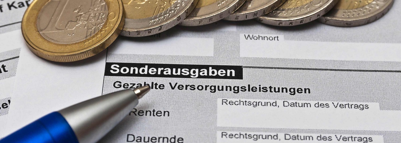 Steuerunterlagen mit Kugelschreiber und Eurostücken