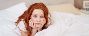 Schlaganfall - Junge Frau auf dem Bett