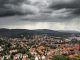 Sturm mit dunklen Wolken über einer Stadt