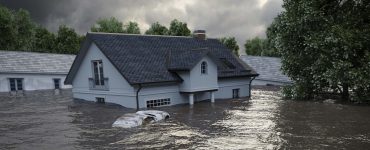 Haus steht zur Hälfte unter Wasser