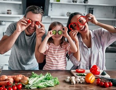 IDEAL Risikolebensversicherung: Familie hat Spaß beim Kochen