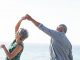 Den Ruhestand genießen: Älteres Paar tanzt am Strand
