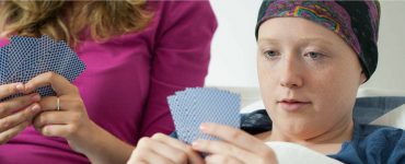 Krebstherapie - ambulante Pflege - Karten spielen