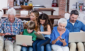 Familie sind an Laptops und Smartphones
