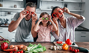 Familie hat Spaß in der Küche