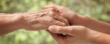 Bauchspeicheldruesenkrebs vererbar - zwei Hände von je einer jungen und älteren Frau
