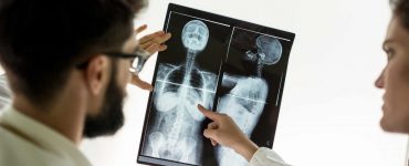 Zwei Ärzte betrachten ein Röntgenbild