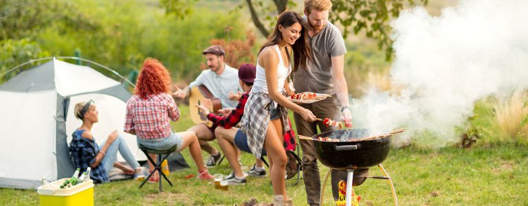 Grillen im Sommer: Was muss man beachten? I Magazin IDEAL Versicherung - Fotolia 110156699 Grillen 1280x500 768x300