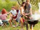 Junge Leute grillen im Park