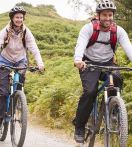 Junges Paar fährt Mountainbike in der Natur
