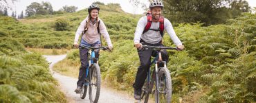 Junges Paar fährt Mountainbike in der Natur