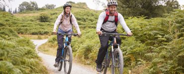 Junges Paar fährt Mountainbike in der Natur
