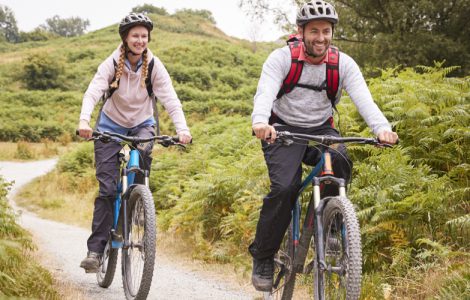 Junges Paar fährt Mountainbike in der Natur