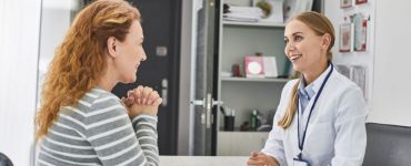 Gespräch zwischen Frau und Ärztin zur Krebsvorsorge