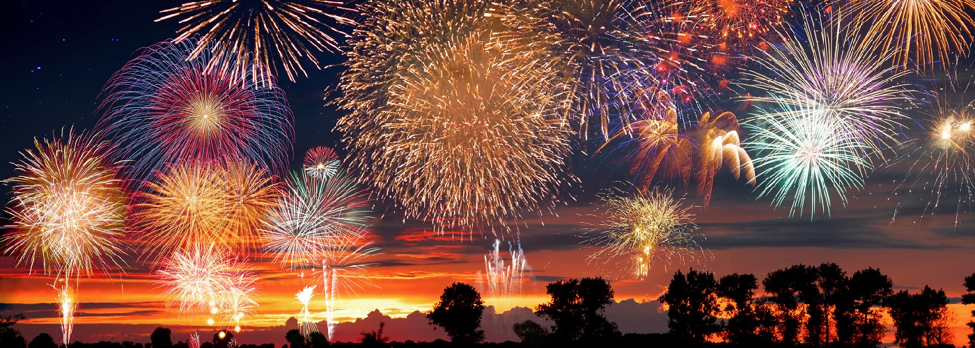 Feuerwerk erstrahlt an Silvester am dunklen Nachthimmel