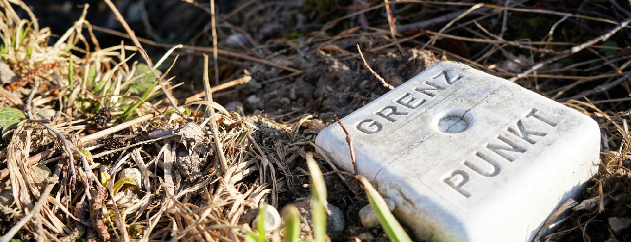 Grenzsteine der die Grundstücksgrenze markiert