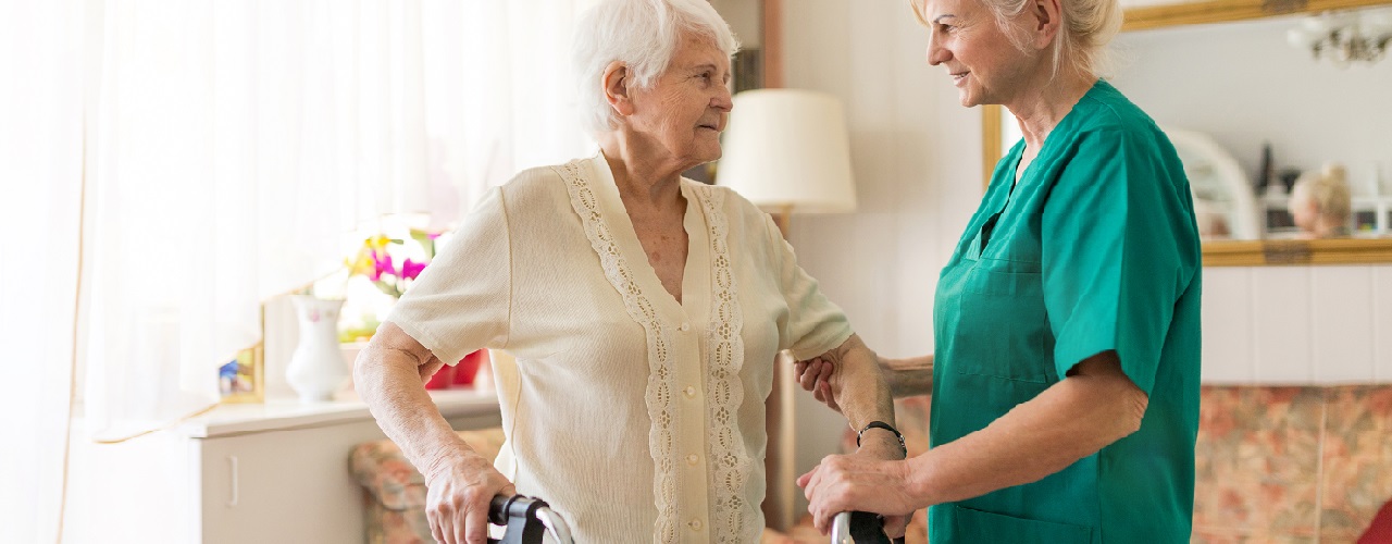 Ein Pflegerin betreut eine Seniorin