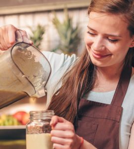 Junge Frau arbeitet im Cafe