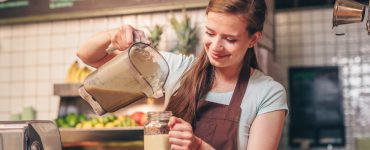 Junge Frau arbeitet im Cafe