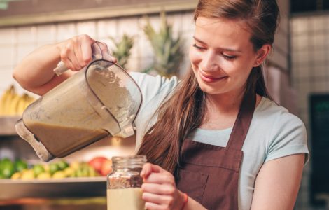 Junge Frau arbeitet im Cafe