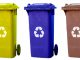 Fünf Mülltonnen in unterschiedlichen Farben