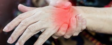 Schmerzendes Handgelenk durch Rheuma