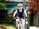 Frau auf ihrem Fahrrad in der Stadt unterwegs