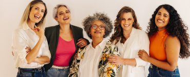 Fünf Frauen die glücklich und zufrieden aussehen.