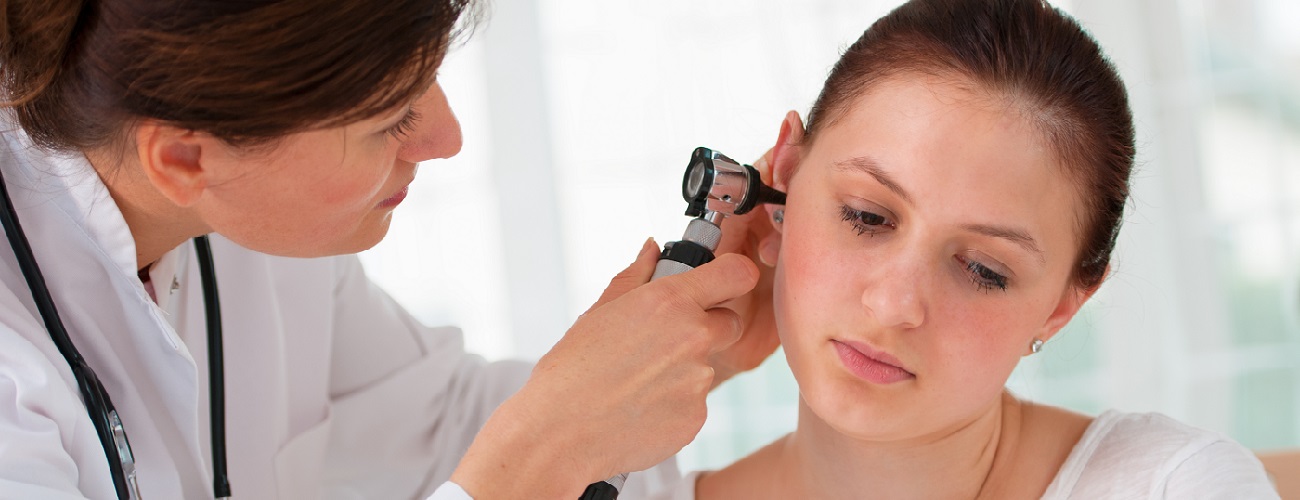 Frau bei der Ohrenuntersuchung