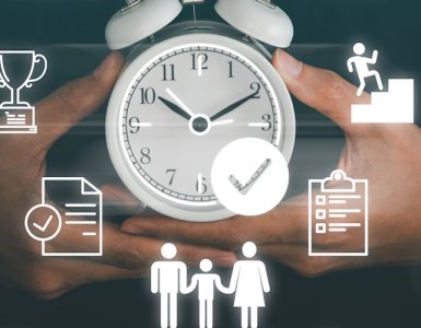 Person hält eine Uhr mit Icons, die Lebensziel und Work-Life-Balance symbolisieren.