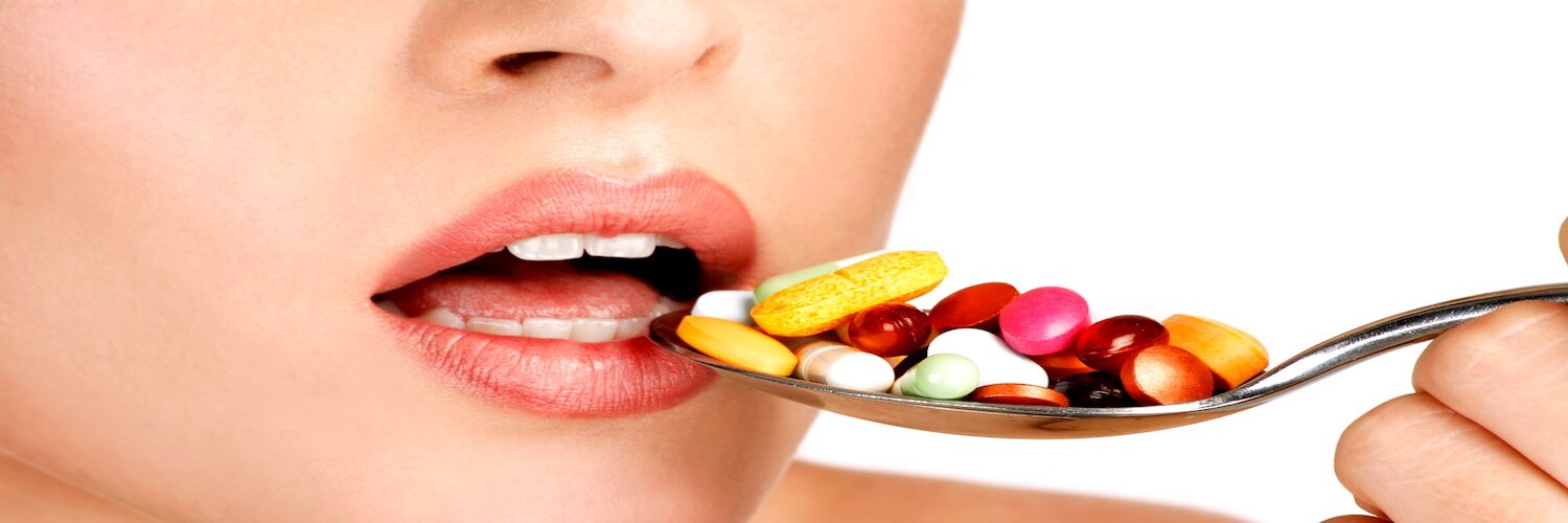 Frau isst Löffel voll mit Tabletten