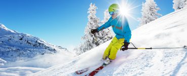 Skifahrer in Schneelandschaft, Abfahrt, Piste