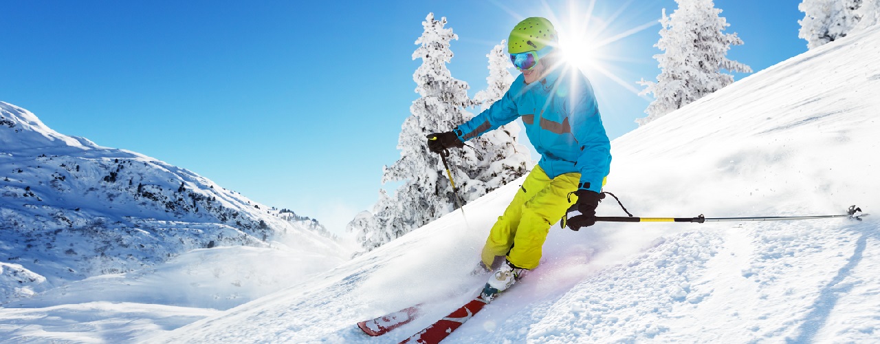 Skifahrer in Schneelandschaft, Abfahrt, Piste