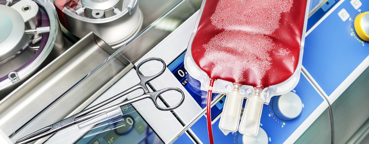 Blutkonserve liegt auf einem Operationstisch mit Operationsgeräten