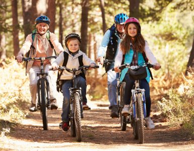 Großeltern und Kinder fahren gemeinsam Fahrrad