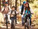 Familie auf Fahrradtour