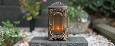 Eine Grabstätte mit einer brennenden Kerze