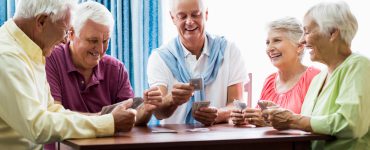 Senioren spielen gemeinsam Karten