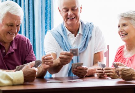 Senioren spielen gemeinsam Karten